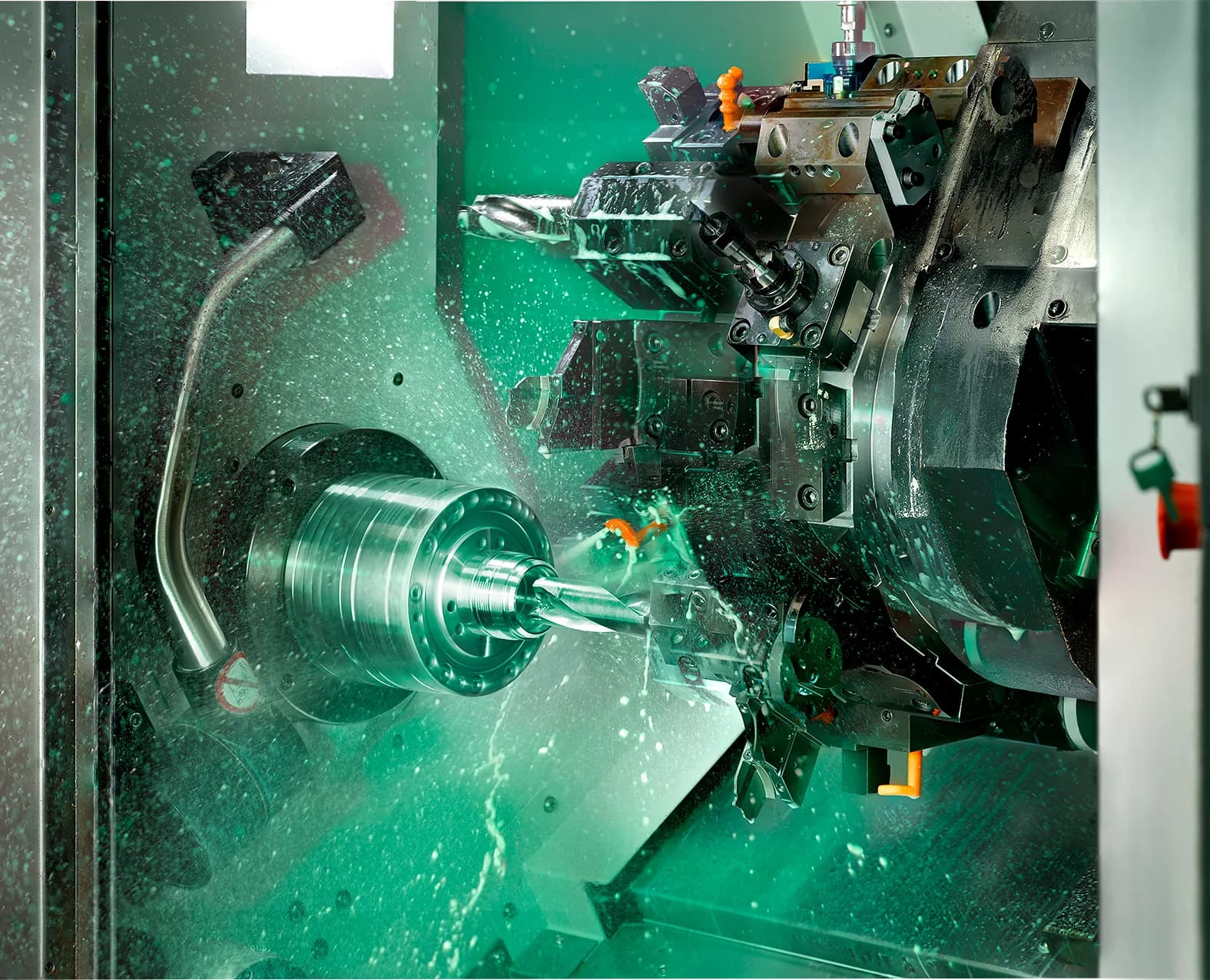 Drehmaschine mit eingespanntem Werkstück und Werkzeugrevolver