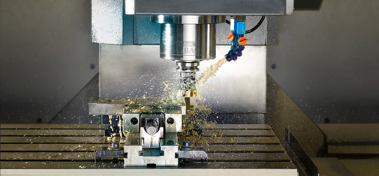 Fräswerkzeug bei der Bearbeitung eines eingespannten Metallteils